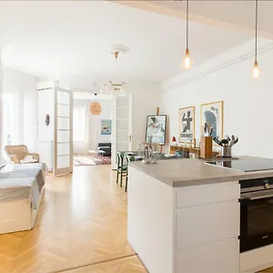 Klauzal W/3 Bedrooms, French Balcony Budapest